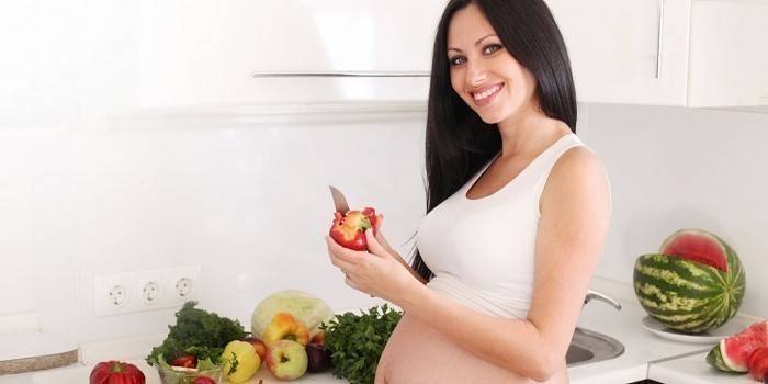 Mulher grávida, cozinha