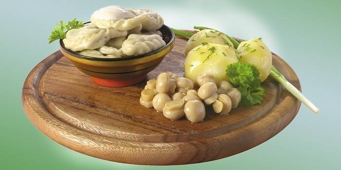 Bolinhos prontos com batatas e cogumelos