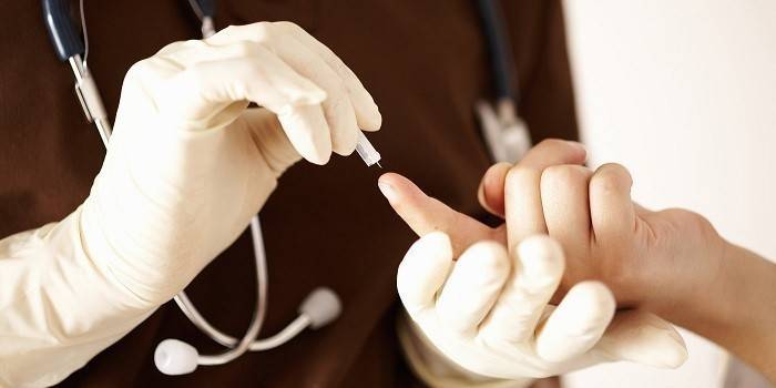 Osoba vykonáva krvný test z prstu