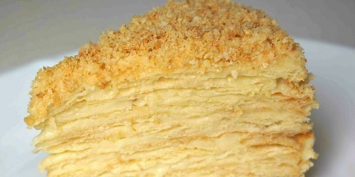 Um pedaço de bolo Napoleão em uma placa