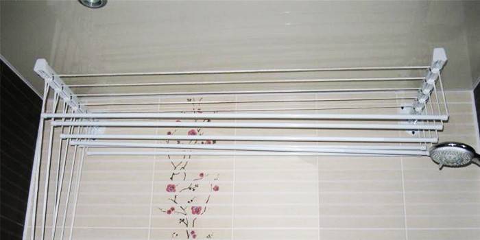 Secador de roupa de teto Gimi Lift 160 no banheiro
