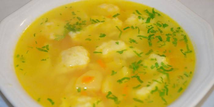 Sopa de albóndigas de pollo