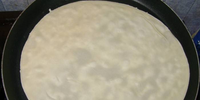 Bolo de bolo Napoleão em uma panela