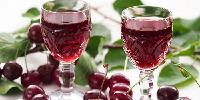 Álcool cereja em copos