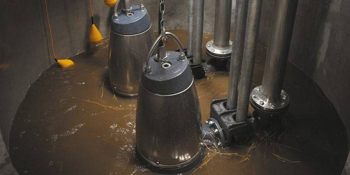 Bomba fecal em uma fossa