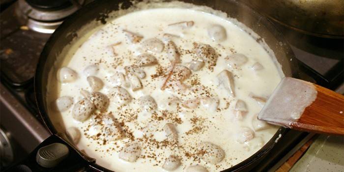 Frango cremoso em uma panela