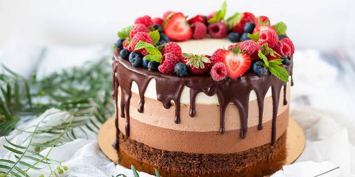 Bolo derramado de chocolate com frutas