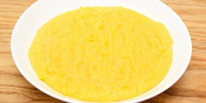 Hominy na mlieku v tanieri