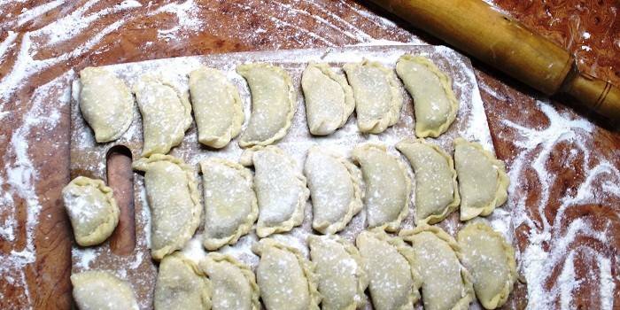 Bolinhos de massa com batatas no tabuleiro