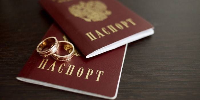 Dois passaportes e alianças de casamento