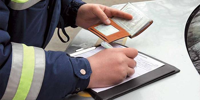 Inspetor de tráfego escreve uma multa