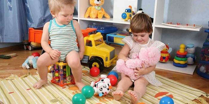 Los niños juegan con juguetes