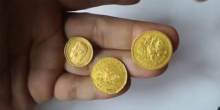 Moedas de ouro na palma da sua mão