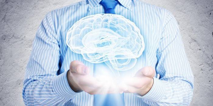 Imagen de un hombre con un cerebro en sus manos