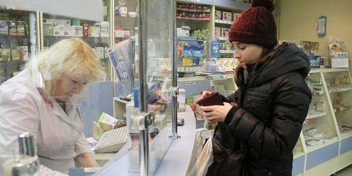 Dziewczyna i farmaceuta w aptece