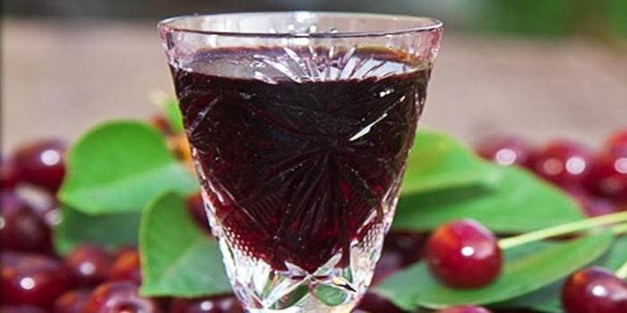 Tintura de cereza en un vaso