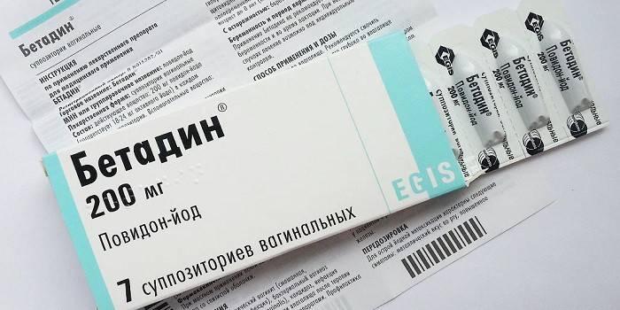 Czopki dopochwowe Betadine w opakowaniu