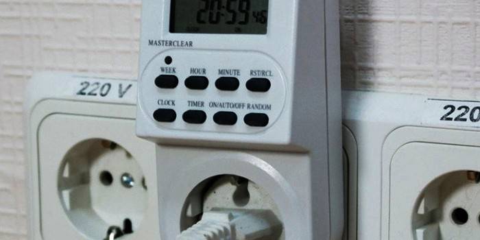 Zegar elektryczny na gniazdach