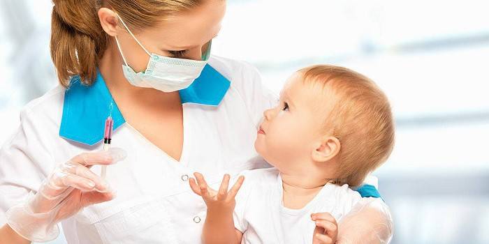 Médico tem nas mãos uma criança e uma seringa com uma droga