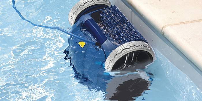 Aspirador de pó automático na piscina