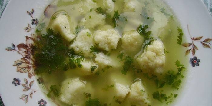 Sopa de albóndigas de sémola