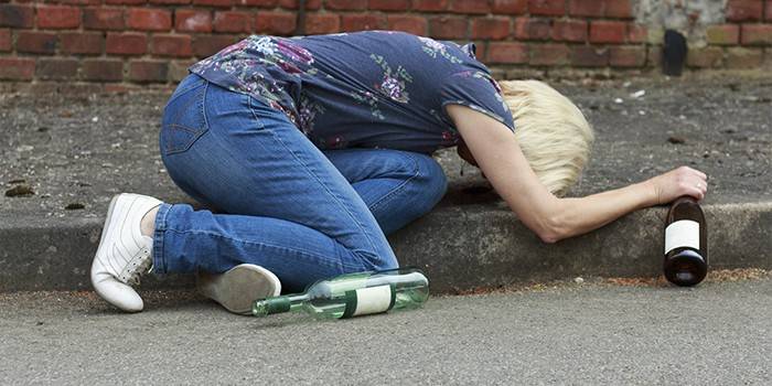 Menina bêbada encontra-se na estrada