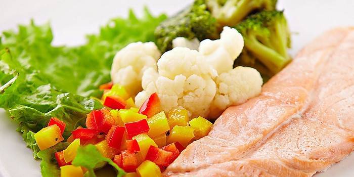 Peixe com brócolis e couve-flor
