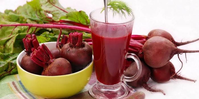 Suco de beterraba em um copo e beterraba
