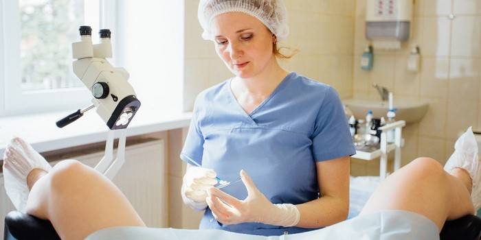 Gynekológ berie pacienta