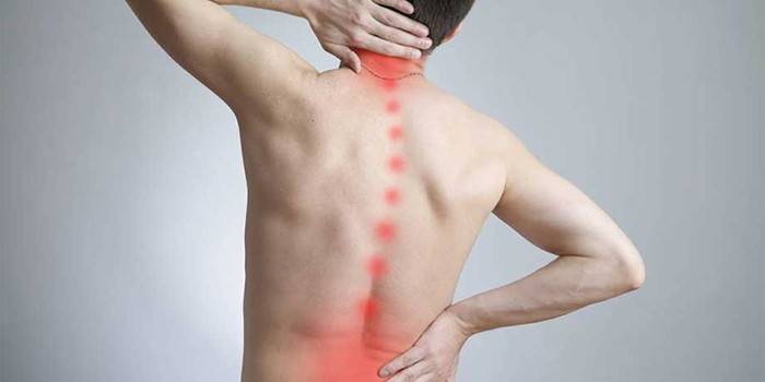 Dolor en la columna vertebral de un hombre