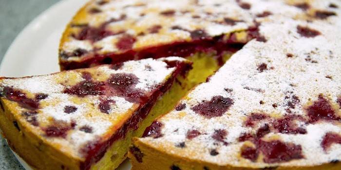 Charlotte rellena de cereza congelada