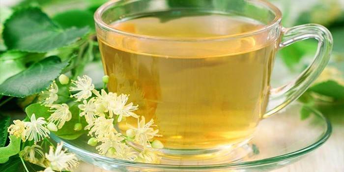 Taça com uma decocção de flores de tília