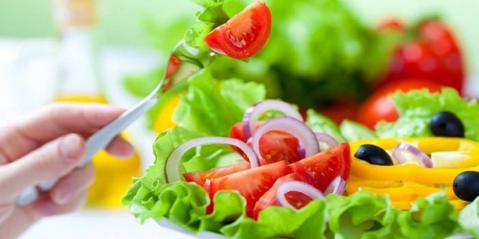 Ensalada de verduras para la cena.