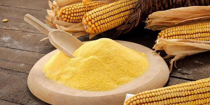 Mazorcas de maíz y harina de maíz