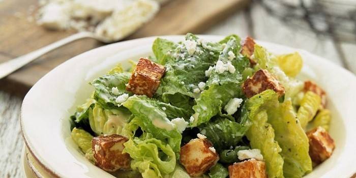 Ensalada de tofu frito