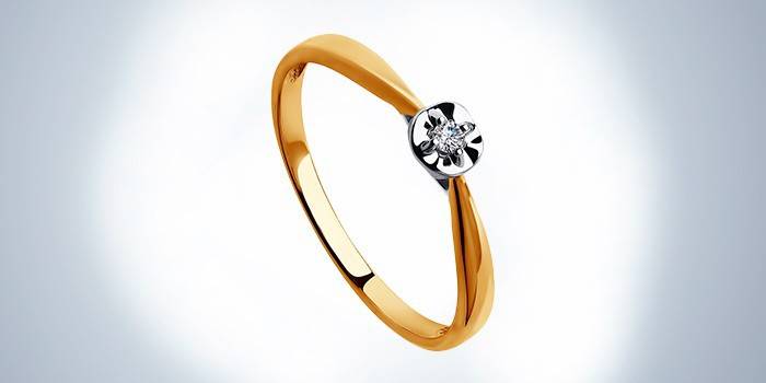 De una combinación de oro y diamantes.