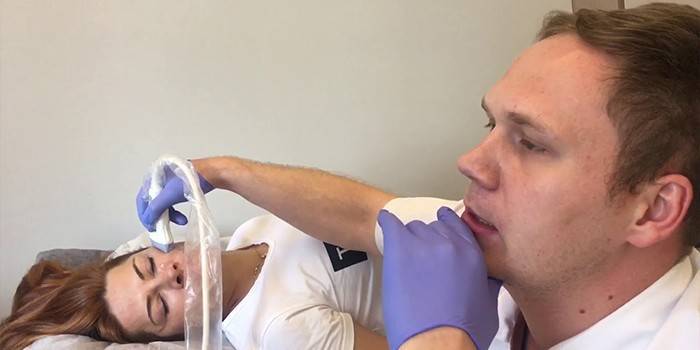 El médico realiza un examen de ultrasonido.