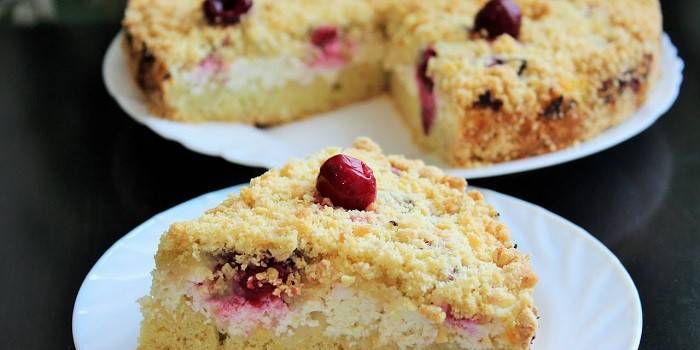 Pastel con relleno de cuajada y cereza