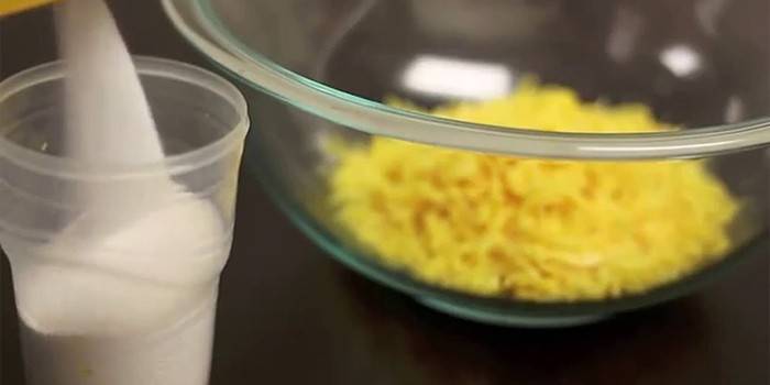 Biały plastikowy kubek w proszku