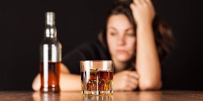 Alkohol w butelce i szklance