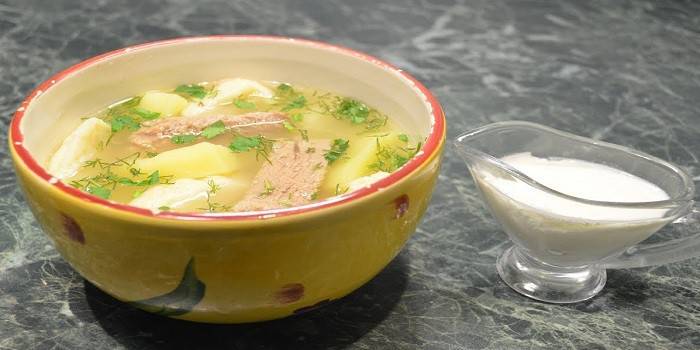 Sopa de masa hervida con caldo de carne