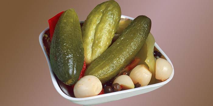 Nakladané uhorky na tanieri