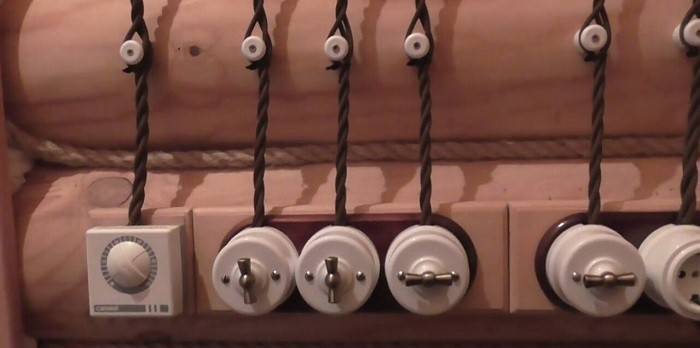 Fiação aberta de estilo retro em uma casa de madeira