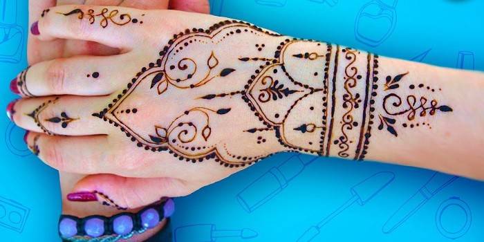 Tatuagem temporária de henna nas mãos femininas