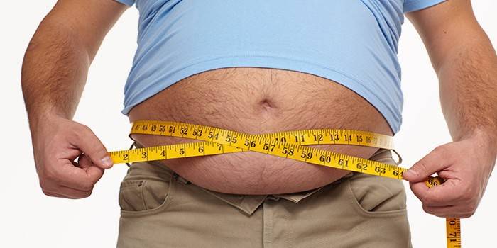 Homem gordo com um centímetro no estômago