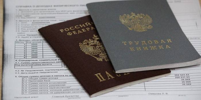 Certificado de salario, libro de trabajo y pasaporte