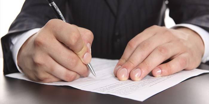 El hombre firma un documento