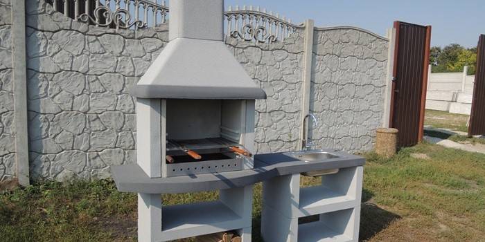Betonowy grill z blatem i zlewem