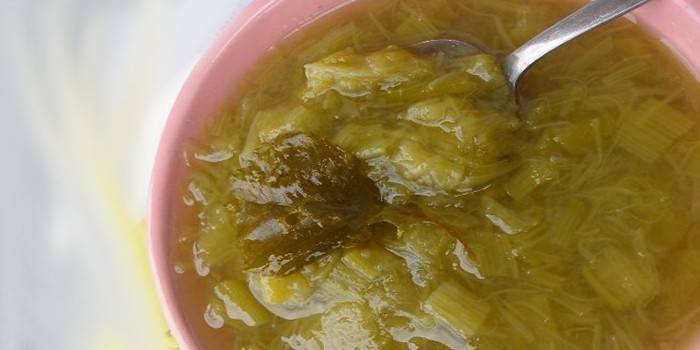 Mermelada de ruibarbo con hojas de cerezo