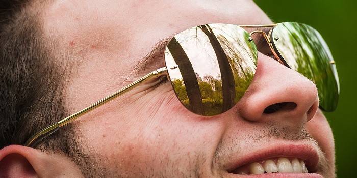Homem com óculos Ray-Ban 3449 Highstreet Aviator 001 / 2Y